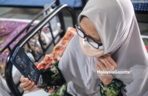 A Covid-19 patient in a video call with her family members in conjunction with Hari Raya Aidiladha at the Integrated Covid-19 Quarantine and Treatment Centre (PKRC), MAEPS, Serdang, Selangor. PIX: SYAFIQ AMBAK / MalaysiaGazette / 20 JULY 2021