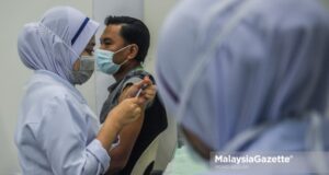 empty syringe vaccine doses Covid-19 vaccination