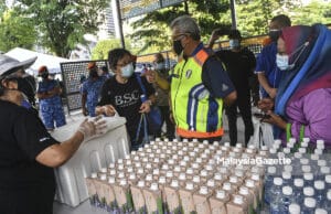 Bantu gelandangan yang masih hidup di jalanan