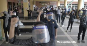 #hartaldocktorkontrak #LawanTetapLawan A group of contract doctors left the lobby of Selayang Hospital in protest in conjunction in support of Contract Doctors Hartal at the Selayang Hospital in Selangor. PIX: FAREEZ FADZIL / MalaysiaGazette / 26 JULY 2021