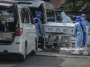 A Covid-19 body is brought to the Corpse Management One Stop Centre (PUSUM), Kuala Lumpur to be laid to rest. PIX: HAZROL ZAINAL / MalaysiaGazette / 26 JULY 2021