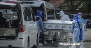 A Covid-19 body is brought to the Corpse Management One Stop Centre (PUSUM), Kuala Lumpur to be laid to rest. PIX: HAZROL ZAINAL / MalaysiaGazette / 26 JULY 2021