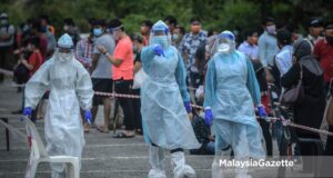 Healthcare workers assisting individuals suspected with Covid-19 to get health assessment at the Hulu Langat District Covid-19 Assessment Centre (CAC), Bandar Mahkota Cheras, Selangor. PIX: HAZROL ZAINAL / MalaysiaGazette / 27 JULY 2021 Covid-19 cases