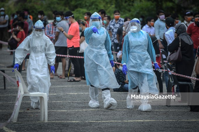 Healthcare workers assisting individuals suspected with Covid-19 to get health assessment at the Hulu Langat District Covid-19 Assessment Centre (CAC), Bandar Mahkota Cheras, Selangor. PIX: HAZROL ZAINAL / MalaysiaGazette / 27 JULY 2021 Covid-19 cases