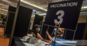 scam modus operandi The employees under the manufacturing sector receiving their Covid-19 vaccine under the Public-Private Partnership Covid-19 Industry Immunisation (PIKAS) programme at Setia City Convention Centre in Setia Alam, Selangor.   PIX: MOHD ADZLAN / MalaysiaGazette / 28 JUNE 2021