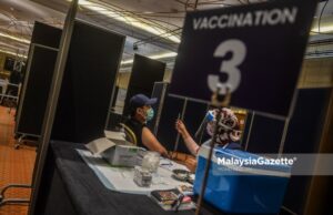 scam modus operandi The employees under the manufacturing sector receiving their Covid-19 vaccine under the Public-Private Partnership Covid-19 Industry Immunisation (PIKAS) programme at Setia City Convention Centre in Setia Alam, Selangor.   PIX: MOHD ADZLAN / MalaysiaGazette / 28 JUNE 2021