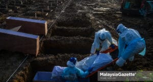 Covid-19 death deaths Healthcare workers managing Covid-19 corpse at the Selat Klang Muslim Cemetery in Selangor. PIX: MOHD ADZLAN / MalaysiaGazette / 28 JULY 2021.