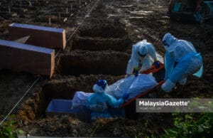 Covid-19 death deaths Healthcare workers managing Covid-19 corpse at the Selat Klang Muslim Cemetery in Selangor. PIX: MOHD ADZLAN / MalaysiaGazette / 28 JULY 2021.