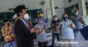 The Sungai Kandis State Assemblyman, Mohd Zawawi Ahmad Mughni reciting a prayer together with the residents representatives after a news conference on the relocation of the Taman Sri Andalas Covid-19 Assessment Centre (CAC) in Klang, Selangor. PIX: MOHD ADZLAN / MalaysiaGazette / 28 JULY 2021