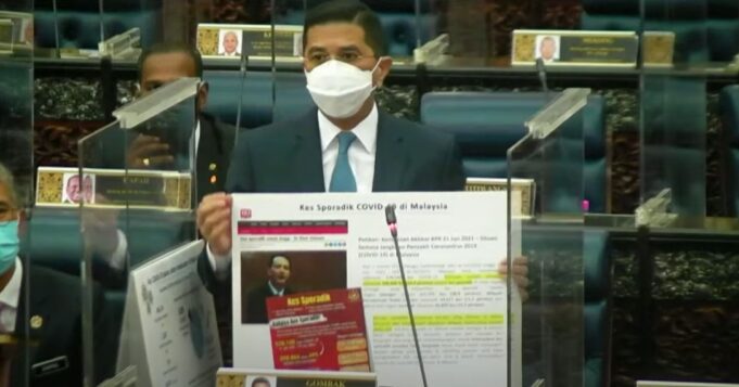 Menteri Kanan Perdagangan Antarabangsa dan Industri, Datuk Seri Mohamed Azmin Ali yang mencelah dalam ucapan Menteri Kewangan, Datuk Seri Tengku Zafrul Tengku Abdul Aziz