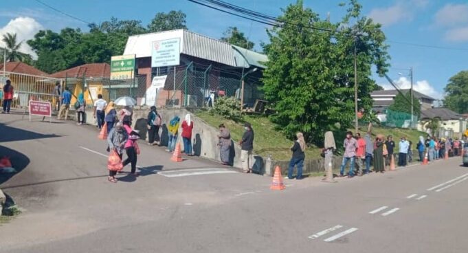 Penduduk sekitar pejabat TNB Kluang, Johor yang terkesan akibat pandemik COVID-19, berbaris bagi mendapatkan bantuan makanan yang disumbangkan warga kerja TNB Kluang menerusi projek Gerobok Rezeki.