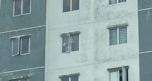 Jalan Seri Stulang, Taman Bayu Puteri near Masai, Johor. The action of four foreign women sitting on a ledge outside the windows of an apartment has attracted the attention of netizens. filipino