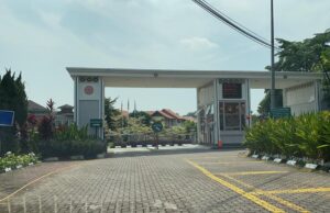 Perkarangan luar kawasan kediaman Zahid lengang