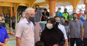 PM cabinet ministers list Prime Minister Datuk Seri Ismail Sabri Yaakon handed some contribution to the flood victims in Yan, Kedah.