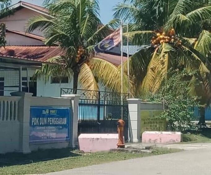 Bendera terbalik batu pahat