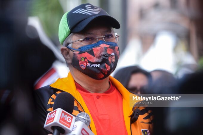 Former Minister of Federal Territories, Tan Sri Annuar Musa at a news conference after flagging off the Rumah Prihatin flash flood humanity mission.