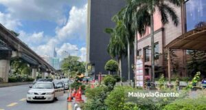 The police and DBKL enforcers doing crowd control at Rumah Prihatin @ Grand Seasons after a viral video showing the huge crowd of people including foreigners queuing up to get their walk-in Covid-19 vaccination yesterday.