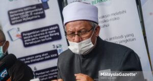 new cabinet Minister at Prime Minister’s Department (Religious Affairs) Datuk Dr. Zulkifli Mohamad Al-Bakri at a news conference after receiving his Covid-19 vaccine at the Precinct 11 District Health Clinic, Putrajaya, Selangor. PIX: HAFIZ SOHAIMI / MalaysiaGazette / 26 FEBRUARY 2021