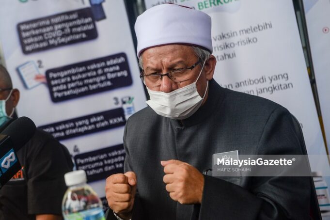 new cabinet Minister at Prime Minister’s Department (Religious Affairs) Datuk Dr. Zulkifli Mohamad Al-Bakri at a news conference after receiving his Covid-19 vaccine at the Precinct 11 District Health Clinic, Putrajaya, Selangor. PIX: HAFIZ SOHAIMI / MalaysiaGazette / 26 FEBRUARY 2021