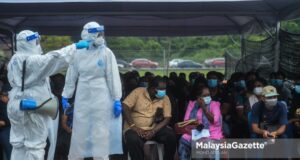 Individuals suspected to be positive of Covid-19 at the Port Klang Multipurpose Hall Covid-19 Assessment Centre (CAC) for their health assessment. PIX: MOHD ADZLAN / MalaysiaGazette / 01 AUGUST 2021