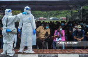 Individuals suspected to be positive of Covid-19 at the Port Klang Multipurpose Hall Covid-19 Assessment Centre (CAC) for their health assessment. PIX: MOHD ADZLAN / MalaysiaGazette / 01 AUGUST 2021