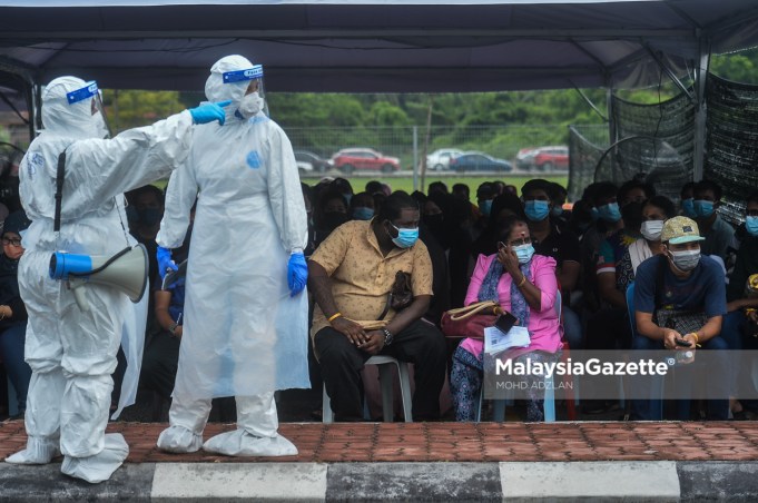 Individuals suspected to be positive of Covid-19 at the Port Klang Multipurpose Hall Covid-19 Assessment Centre (CAC) for their health assessment. PIX: MOHD ADZLAN / MalaysiaGazette / 01 AUGUST 2021