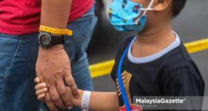 Individuals suspected with Covid-19 at the Port Klang Multipurpose Hall Covid-19 Assessment Centre (CAC) for their health assessment. PIX : MOHD ADZLAN / MalaysiaGazette / 1 AUGUST 2021