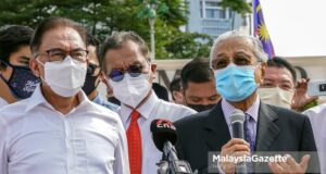 Opposition Chief Datuk Seri Anwar Ibrahim and the Member of Parliament (MP) of Langkawi, Tun Dr Mahathir Mohamad gather at Dataran Merdeka along with the opposition MPs before moving towards Jalan Parlimen after they were denied from entering the Parliament building. PIX: HAFIZ SOHAIMI / MalaysiaGazette / 02 AUGUST 2021.