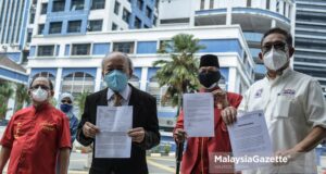 protest demonstration Lawyer, Kamarudin Ahmad (second left) and representative from various Non-Government Organisations (NGOs) showing a police report on the Keluar dan #Lawan assembly at the Dang Wangi District Police Headquarters in Kuala Lumpur. PIX: HAZROL ZAINAL / MalaysiaGazette / 02 AUGUST 2021 #Lawan cluster Covid-19
