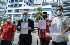 protest demonstration Lawyer, Kamarudin Ahmad (second left) and representative from various Non-Government Organisations (NGOs) showing a police report on the Keluar dan #Lawan assembly at the Dang Wangi District Police Headquarters in Kuala Lumpur. PIX: HAZROL ZAINAL / MalaysiaGazette / 02 AUGUST 2021 #Lawan cluster Covid-19
