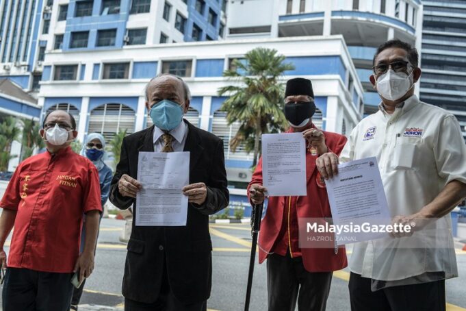 protest demonstration Lawyer, Kamarudin Ahmad (second left) and representative from various Non-Government Organisations (NGOs) showing a police report on the Keluar dan #Lawan assembly at the Dang Wangi District Police Headquarters in Kuala Lumpur. PIX: HAZROL ZAINAL / MalaysiaGazette / 02 AUGUST 2021 #Lawan cluster Covid-19