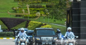 The vehicle chauffeuring Prime Minister Tan Sri Muhyiddin Yassin for an audience with the Yang di-Pertuan Agong at Istana Negara after the UMNO Supreme Council withdraws their support for him. PIX: MOHD ADZLAN / MalaysiaGazette / 04 AUGUST 2021