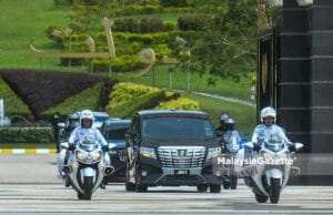 The vehicle chauffeuring Prime Minister Tan Sri Muhyiddin Yassin for an audience with the Yang di-Pertuan Agong at Istana Negara after the UMNO Supreme Council withdraws their support for him. PIX: MOHD ADZLAN / MalaysiaGazette / 04 AUGUST 2021