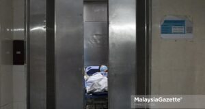 FILE PIX: Healthcare worker transferring Covid-19 patient to the Intensive Care Unit (ICU) at the Kuala Lumpur Hospital. PIX: FAREEZ FADZIL / MalaysiaGazette / 04 JUNE 2021 dead Covid-19 body still alive