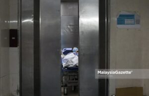 FILE PIX: Healthcare worker transferring Covid-19 patient to the Intensive Care Unit (ICU) at the Kuala Lumpur Hospital. PIX: FAREEZ FADZIL / MalaysiaGazette / 04 JUNE 2021 dead Covid-19 body still alive