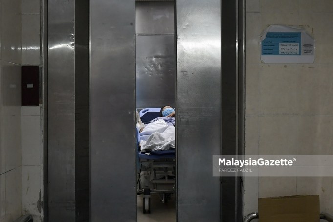 FILE PIX: Healthcare worker transferring Covid-19 patient to the Intensive Care Unit (ICU) at the Kuala Lumpur Hospital. PIX: FAREEZ FADZIL / MalaysiaGazette / 04 JUNE 2021 dead Covid-19 body still alive