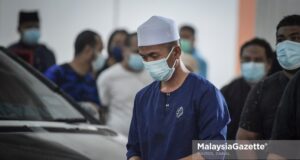 Comedian Shahmira Muhamad or Shuib Sepahtu, the husband of singer Siti Sarah Raisuddin, at the mortuary of Canselor Tuanku Muhriz UKM Hospital, Kuala Lumpur after the passing of his wife due to Covid-19 complications. PIX: HAZROL ZAINAL / MalaysiaGazette / 09 AUGUST 2021.