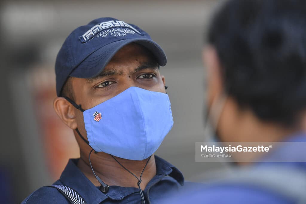 Orang awam, Mohd Azim Junus, 34, bercakap mengenai kelonggaran SOP individu yang lengkap vaksin di sekitar Kuala Lumpur. Foto SYAFIQ AMBAK, 09 OGOS 2021.