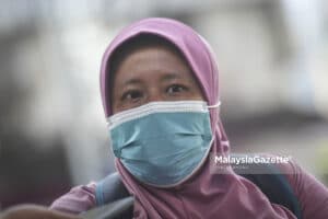 Orang awam, Haliza Helman, 41, bercakap mengenai kelonggaran SOP individu yang lengkap vaksin di sekitar Kuala Lumpur. Foto SYAFIQ AMBAK, 09 OGOS 2021.