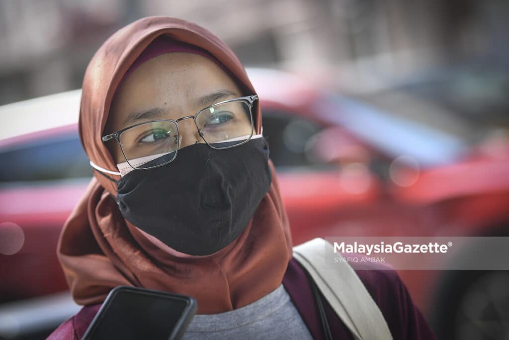 Orang awam, Aida Syazwani Karman, 23, bercakap mengenai kelonggaran SOP individu yang lengkap vaksin di sekitar Kuala Lumpur. Foto SYAFIQ AMBAK, 09 OGOS 2021.