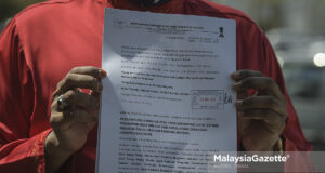 The Chairman of Perhubungan Sahabat Ulul Amri Malaysia (PSUAM), Syed Muhammad Syed Abdul Aziz showing the memorandum for the Yang di-Pertuan Agong to grant Royal Pardon to Datuk Seri Najib Tun Abdul Razak and to appoint him as the Caretaker Interim Prime Minister at Gate 3 of Istana Negara, Kuala Lumpur. PIX: HAZROL ZAINAL / Malaysiagazette / 13 AUGUST 2021. Pengerusi Perhubungan Sahabat Ulul Amri Malaysia (PSUAM), Syed Muhammad Syed Abdul Aziz menunjukkan memorandum memohon pengampunan Diraja ke atas Datuk Seri Najib Tun Abdul Razak sekaligus melantik beliau sebagai Perdana Menteri Interim "Caretaker" yang dihantar kepada Yang di-Pertuan Agong di Pintu 3, Istana Negara, Kuala Lumpur. Foto HAZROL ZAINAL, 13 OGOS 2021.