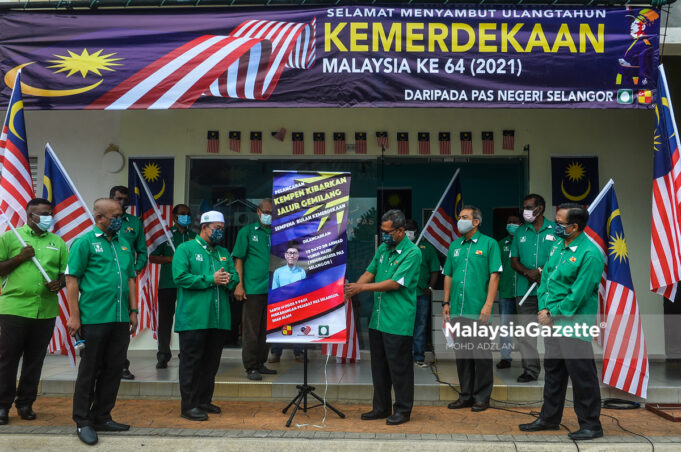 Pesuruhjaya PAS Negeri Selangor, Datuk Dr Ahmad Yunus Hairi melancarkan kempen kibarkan Jalur Gemilang menjelang Hari Kemerdekaan pada 31 Ogos 2021 ketika di perkarangan Pejabat Badan Perhubungan PAS Negeri Selangor, Shah Alam. Foto MOHD ADZLAN, 14 OGOS 2021.