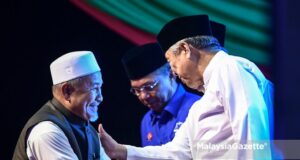 Chairman of Barisan Nasional cum the President of UMNO, Datuk Seri Dr. Ahmad Zahid Hamid greets the Deputy President of PAS, Datuk Tuan Ibrahim Tuan Man during the Penyatuan Ummah Muafakat Nasional Assembly in conjunction with the P.165 Tanjung Piai by-election at Kampung Sawah, Pekan Nanas, Johor. PIX: HAZROL ZAINAL / MalaysiaGazette / 14 NOVEMBER 2019.
