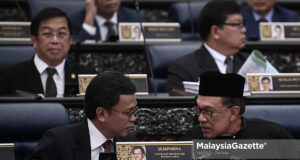 Port Dickson MP Datuk Seri Anwar Ibrahim and Semporna MP Datuk Seri Mohd Shafie Apdal at the Dewan Rakyat sitting in Parliament, Kuala Lumpur. PIX: HAZROL ZAINAL / MalaysiaGazette / 15 OCTOBER 2018. Prime Minister candidate opposition