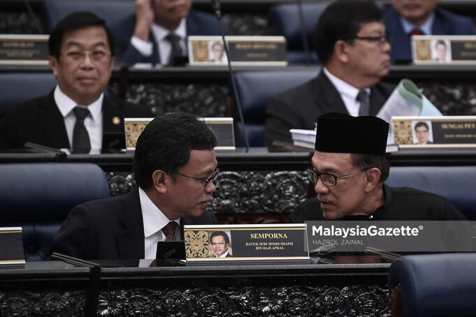 Port Dickson MP Datuk Seri Anwar Ibrahim and Semporna MP Datuk Seri Mohd Shafie Apdal at the Dewan Rakyat sitting in Parliament, Kuala Lumpur. PIX: HAZROL ZAINAL / MalaysiaGazette / 15 OCTOBER 2018. Prime Minister candidate opposition