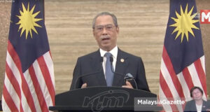 resigns Tan Sri Muhyiddin Yassin announces his resignation as the Prime Minister on a live broadcast. PIX: MalaysiaGazette / 16 August 2021 Perdana Menteri, Tan Sri Muhyiddin Yassin menyampaikan ucapan pada Perutusan Khas berkenaan perletakan jawatan beliau di Putrajaya. Foto MALAYSIA GAZETTE, 16 OGOS 2021. Covid-19 vaccination programme