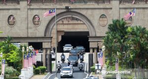 cabinet resignation Prime Minister Tan Sri Muhyiddin Yassin leaves the Perdana Putra Building and heads towards Istana Negara to have an audience with Yang Dipertuan Agong. PIX: HAFIZ SOHAIMI / MalaysiaGazette / 16 AUGUST 2021. collective responsibility