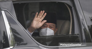 Prime Minister Tan Sri Muhyiddin Yassin waved to the media practitioners as he leaves Gate 1 of Istana Negara after having an audience with the Yang di-Pertuan Agong. PIX: SYAFIQ AMBAK / MalaysiaGazette /16 AUGUST 2021 Interim caretaker PM