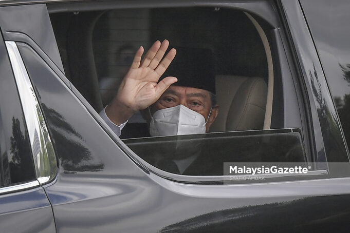 Prime Minister Tan Sri Muhyiddin Yassin waved to the media practitioners as he leaves Gate 1 of Istana Negara after having an audience with the Yang di-Pertuan Agong. PIX: SYAFIQ AMBAK / MalaysiaGazette /16 AUGUST 2021 Interim caretaker PM