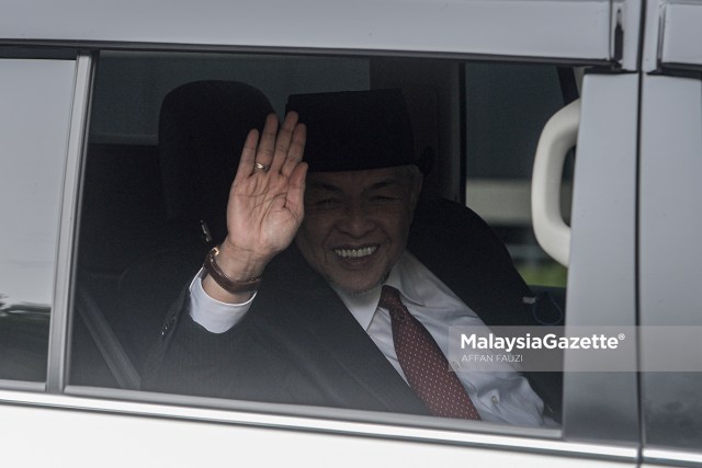 Ahmad Zahid Hamidi waves at the media practitioners as he enters Gate 2 of Istana Negara to have an audience with Yang di-Pertuan Agong following the resignation of Tan Sri Muhyiddin Yassin as the Prime Minister yesterday.     PIX: AFFAN FAUZI / MalaysiaGazette / 17 AUGUST 2021